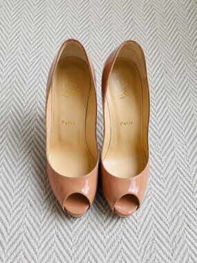 Christian Louboutin Nude Patent Leather Peep-Toe Pumps – Size 38